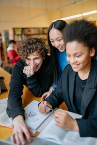 De doelgroep van de vacature: tieners in de bibliotheek die gezellig studeren