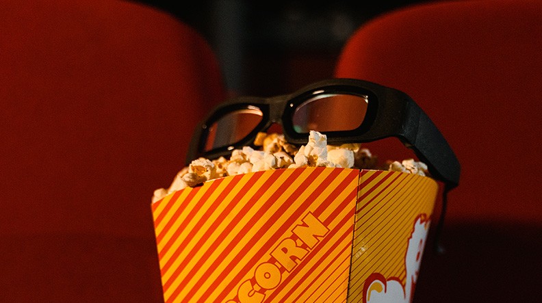 3D-bril ligt op popcorn bij de film