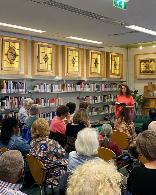 Vivian Tevreden leest voor uit haar boek Ma Yenko in de bibliotheek in Bussum