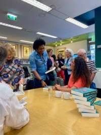 Vivian Tevreden signeert haar boek Ma Yenk in bibliotheek Gooi+ in Bussum